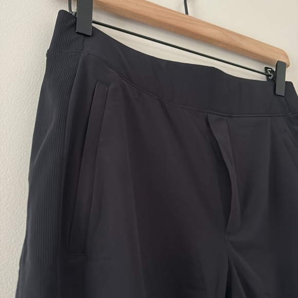 Athleta Brooklyn Bermuda Short Featherweight 9” Black Size 8 - Picture 5 of 16